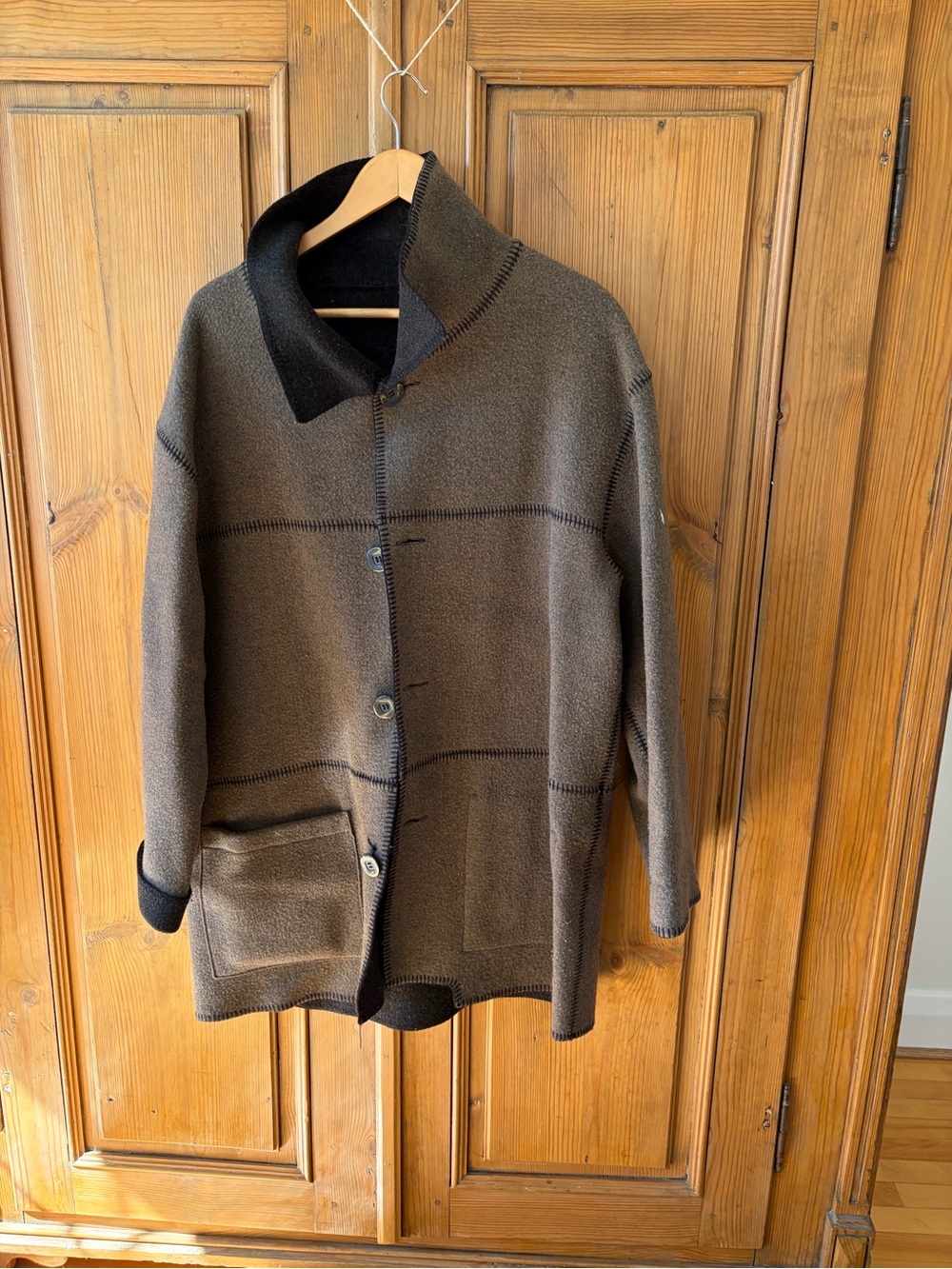 Lightweight Women's Brown Button-Front Shirt Jacket with Contrast Collar